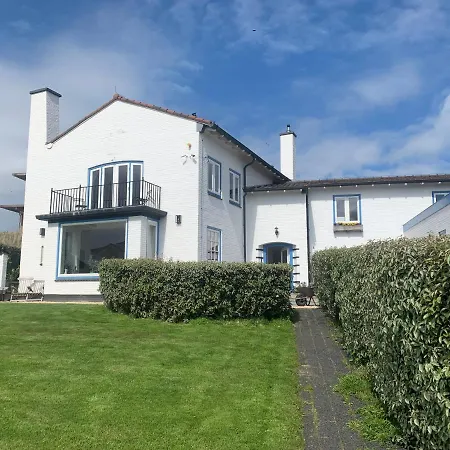 Vila Family Behind The *