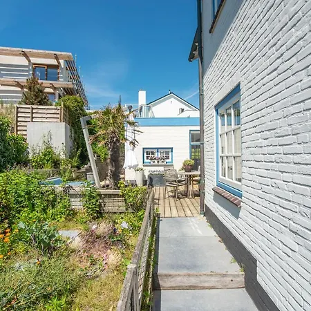 Vila Family Behind The *