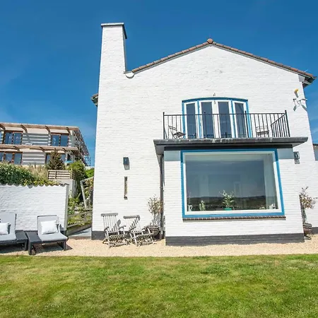 Family Behind The Vila