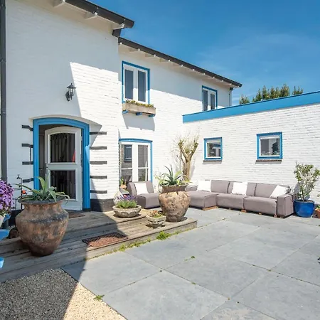 Family Behind The Vila Zandvoort