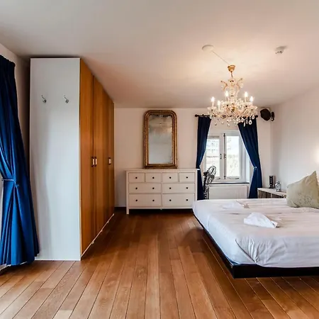 Family Behind The Vila