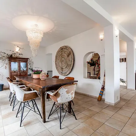 Family Behind The Vila Zandvoort