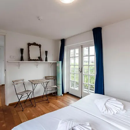 Vila Family Behind The