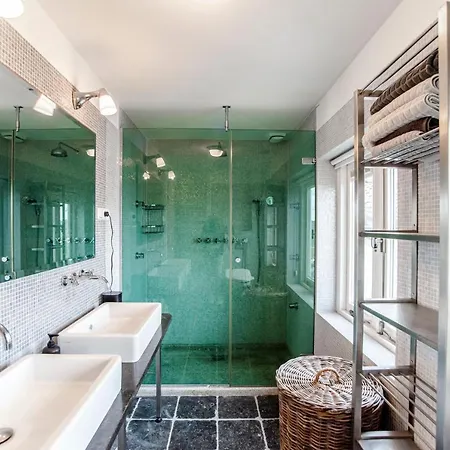 Family Behind The Vila Zandvoort