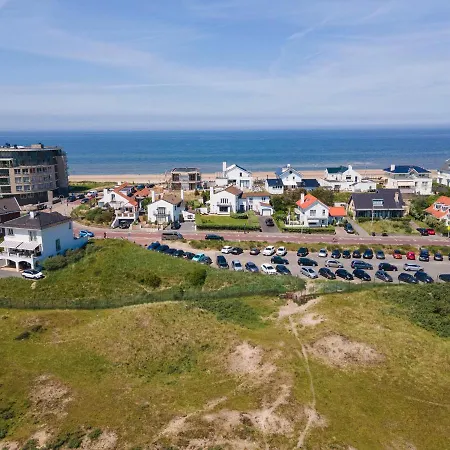 Family Behind The 别墅 *